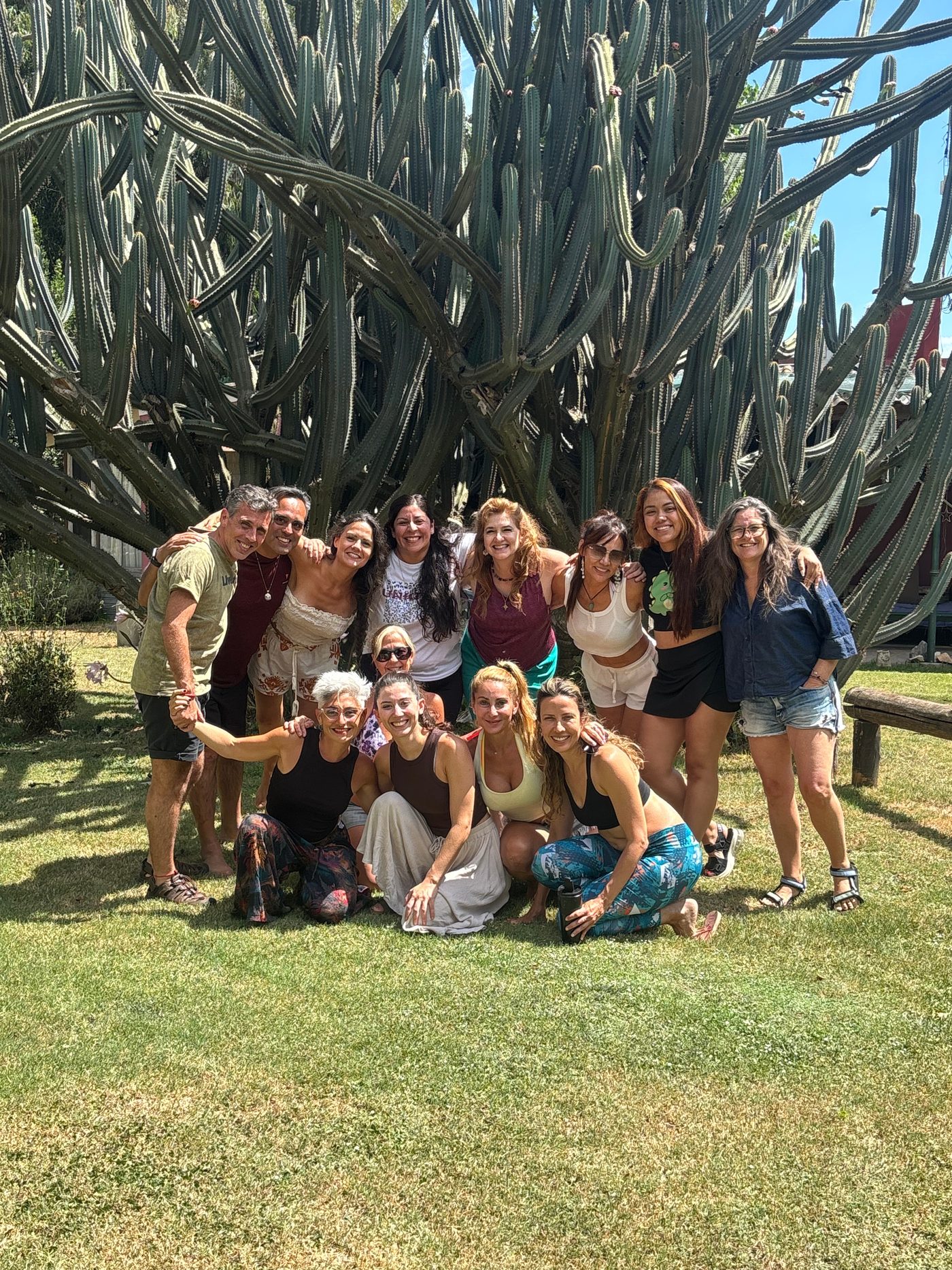 Grupo del retiro anterior sonriendo
